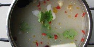  清湯火鍋之豬骨鮮湯制作方法 